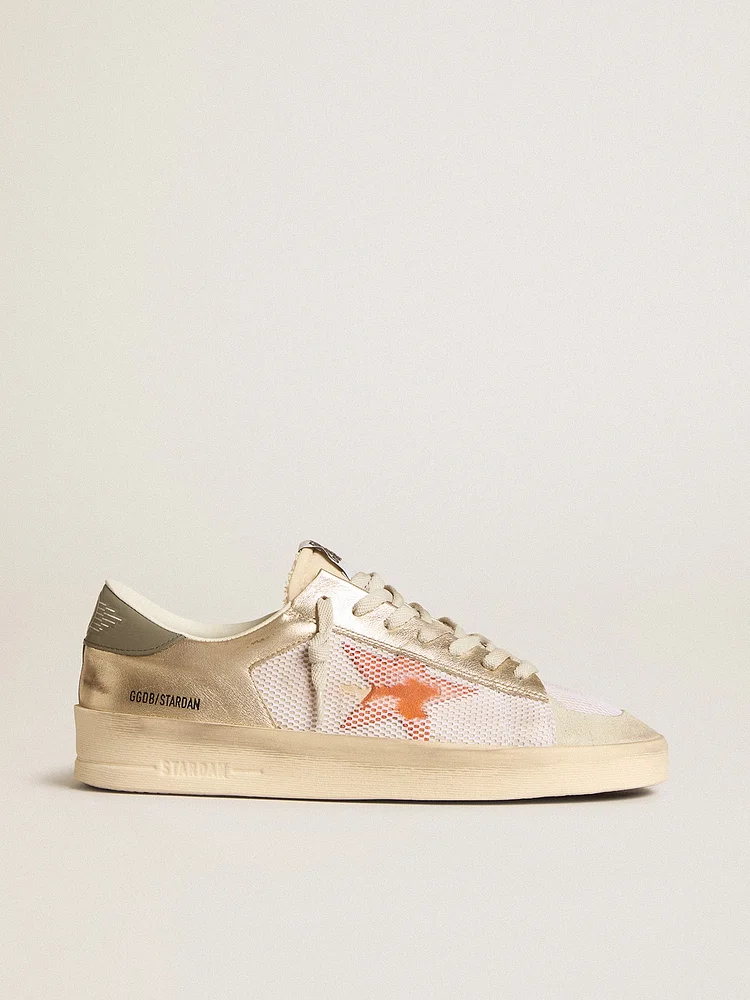Stardan en malla blanca con estrella naranja e inserciones de cuero platino.