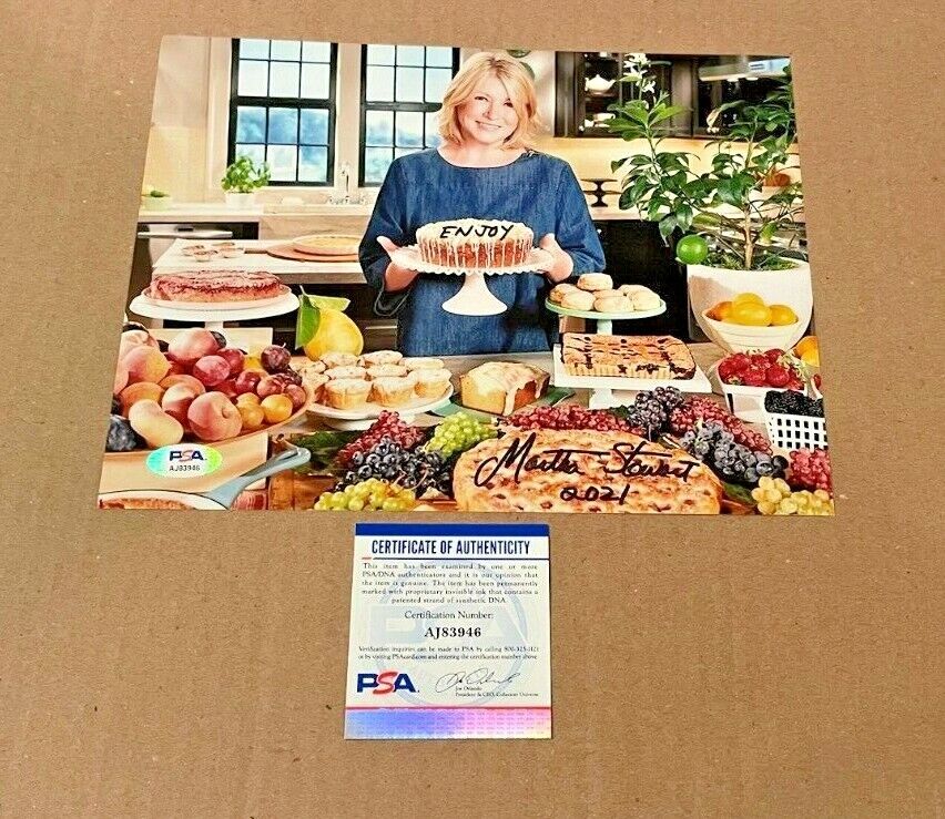 MARTHA STEWART SIGNED 8X10 Photo Poster painting PSA/DNA CERTIFIED