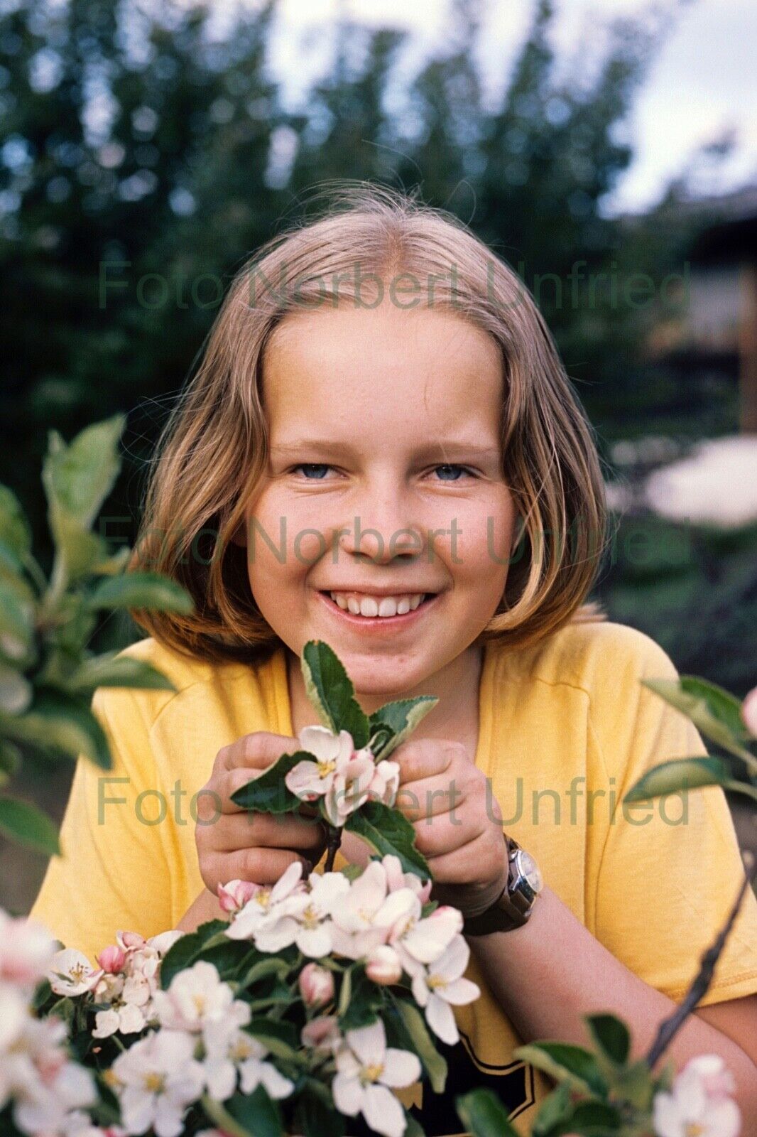 Anita Hegerland with Flowers - Photo Poster painting 20 X 30 CM Without Autograph (Nr 2-58