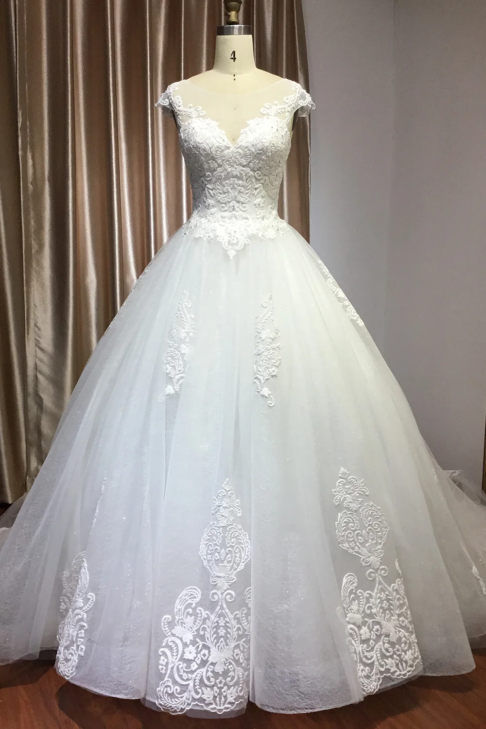 Elegant Cap Sleeve Sheer Tulle Ball Gown Wedding Dress With Lace V-neck