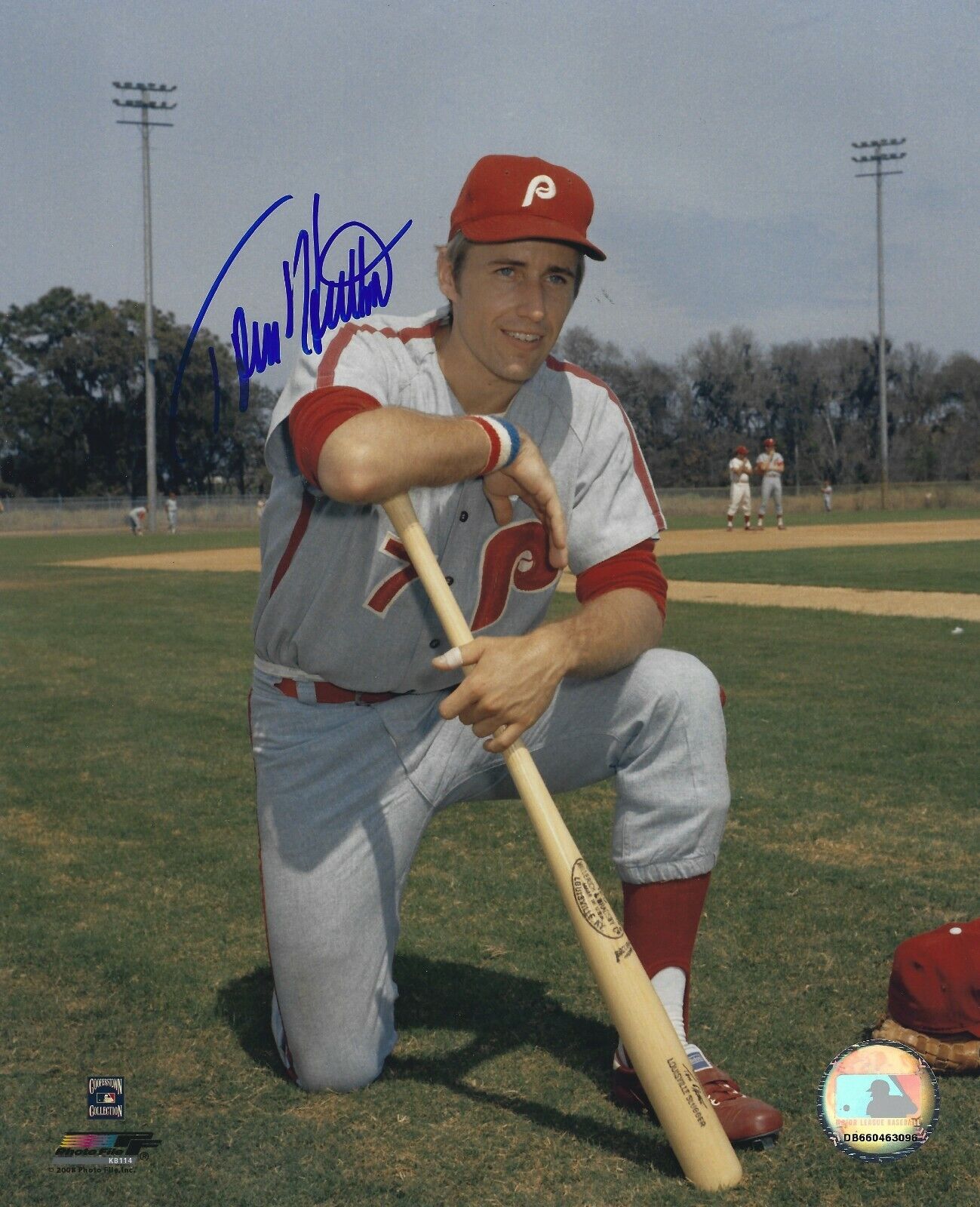 Signed 8x10 TOM HUTTON Philadelphia Phillies Autographed Photo Poster painting - COA