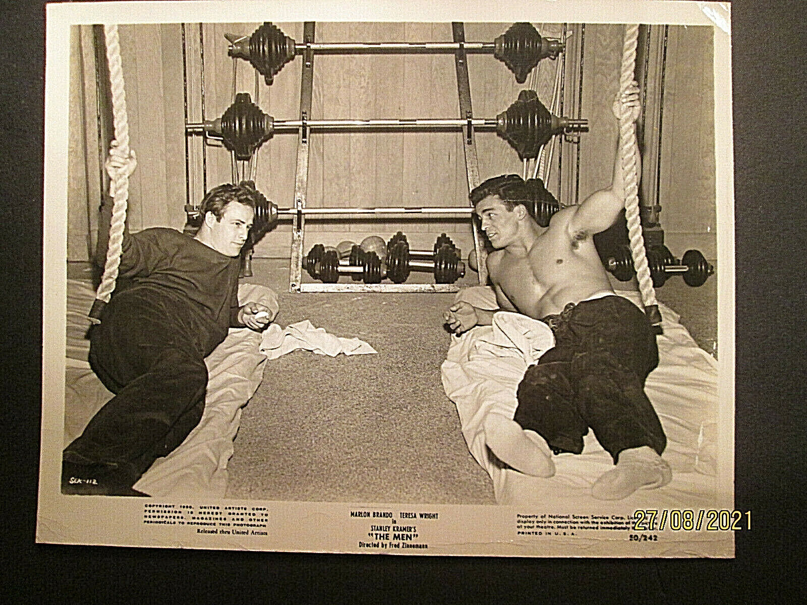 MARLON BRANDO (THE MEN) ORIGINAL 1950 CANDID ON THE SET Photo Poster painting (CLASSIC)