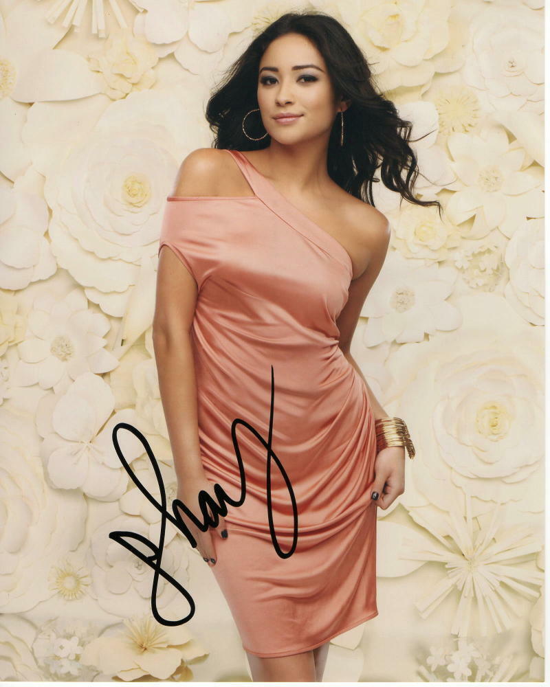 SHAY MITCHELL SIGNED AUTOGRAPHED 8X10 Photo Poster painting EMILY FIELDS PRETTY LITTLE LIARS PLL