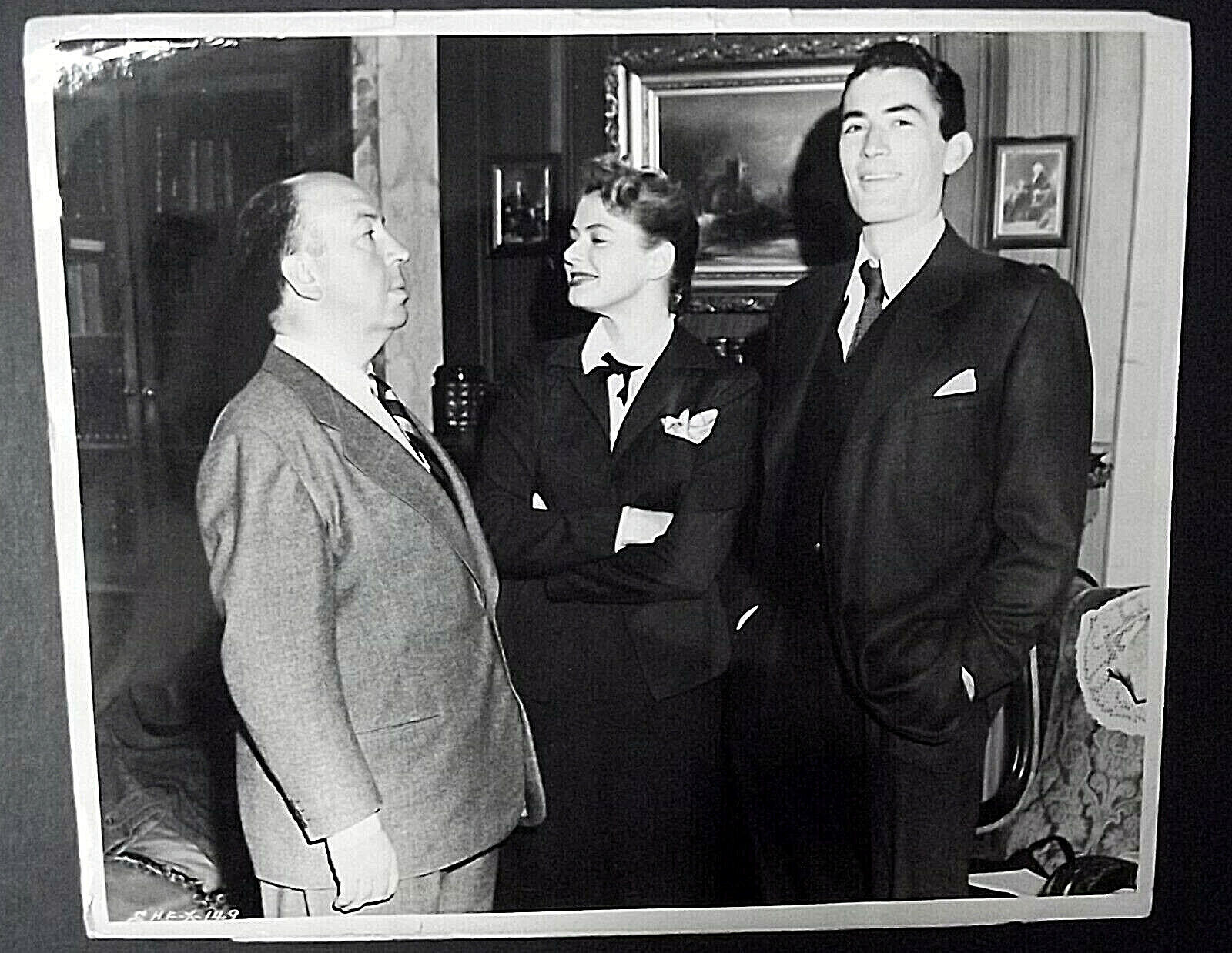 ALFRED HITCHCOCK:DIR,INGRID BERGMAN,G.PECK (ORIG,1945 CANDID ON THE Photo Poster painting) *