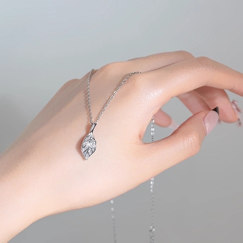 Minimalist Shiny Korean Style Leaf Titanium Steel Plating Inlay Zircon Silver Plated Pendant Necklace
