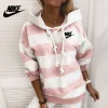 NOVO SU&Eacute;TER LISTRADO DE MANGA COMPRIDA "NIKE&reg;" 2023