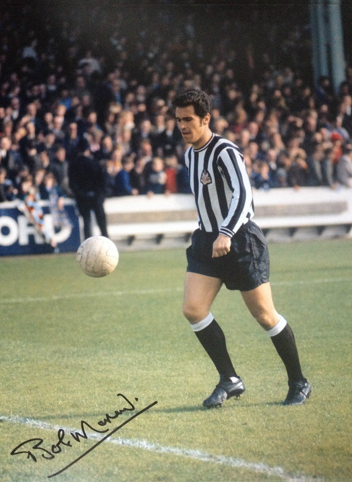 BOBBY MONCUR - NEWCASTLE UNITED LEGEND - EXCELLENT SIGNED COLOUR Photo Poster paintingGRAPH