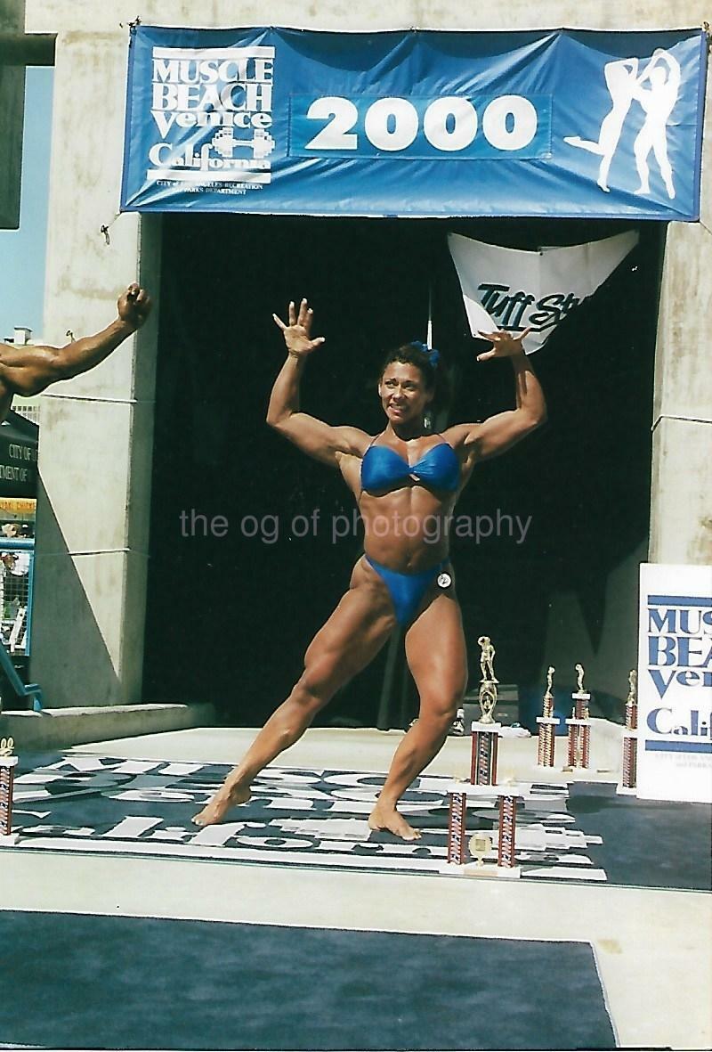 MUSCLE WOMAN Bodybuilder FOUND Photo Poster painting Color VENICE BEACH CALIFORNIA Vin 06 26 ZZZ