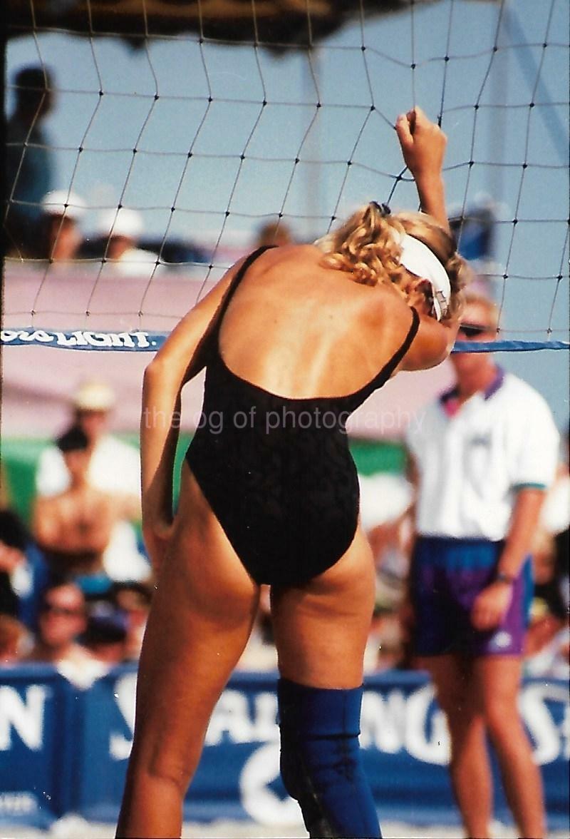 FOUND Photo Poster paintingGRAPH Color VOLLEYBALL GIRL Original Snapshot WOMAN 14 20 V