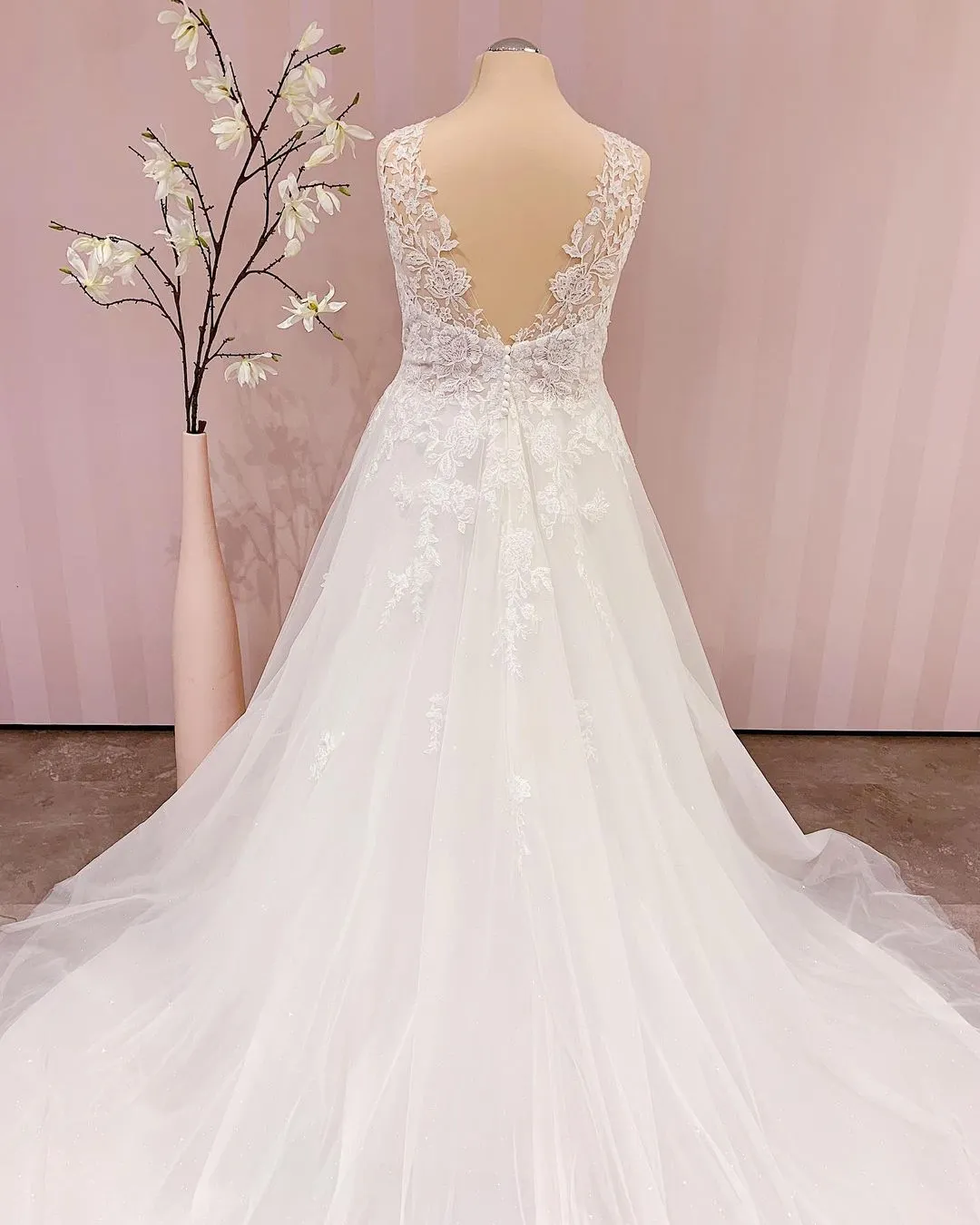 Sleeveless V-neck A-Line Backless Floor-length Wedding Dress With ...