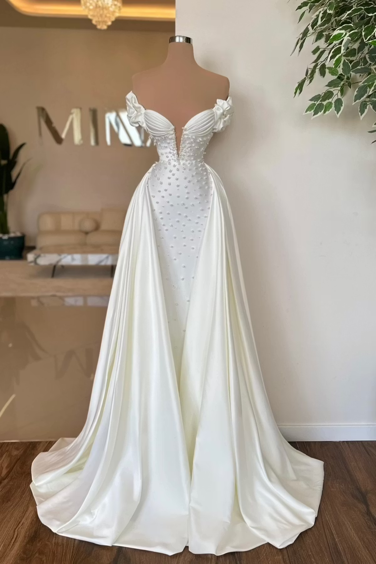 Lussooy Exquisite Off-the-Shoulder White Evening Dress V-Neck With Pearl and Train