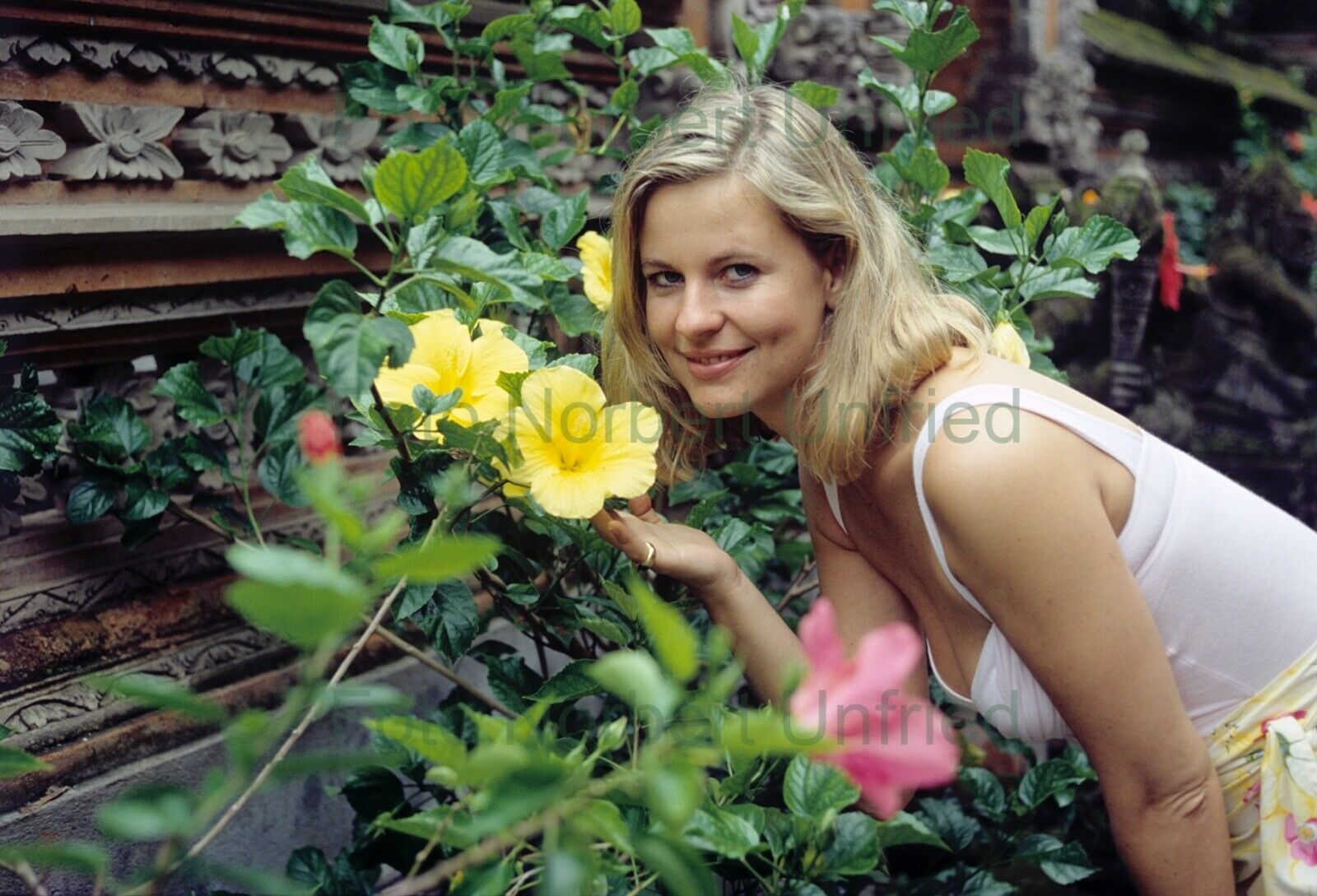 Anja Schüte mit Blumen - Foto 20 x 30 cm ohne Autogramm (Nr 2-17