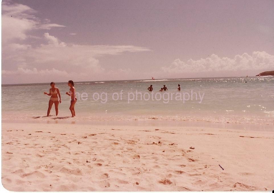 FOUND Photo Poster paintingGRAPH Color BEACH SCENE Original Snapshot VINTAGE JD 010 5 K