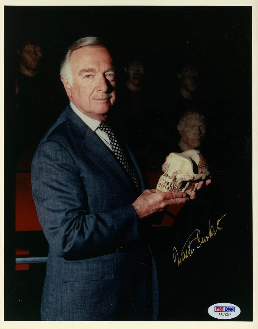 Walter Cronkite SIGNED 8x10 Photo Poster painting CBS Evening News Anchor PSA/DNA AUTOGRAPHED