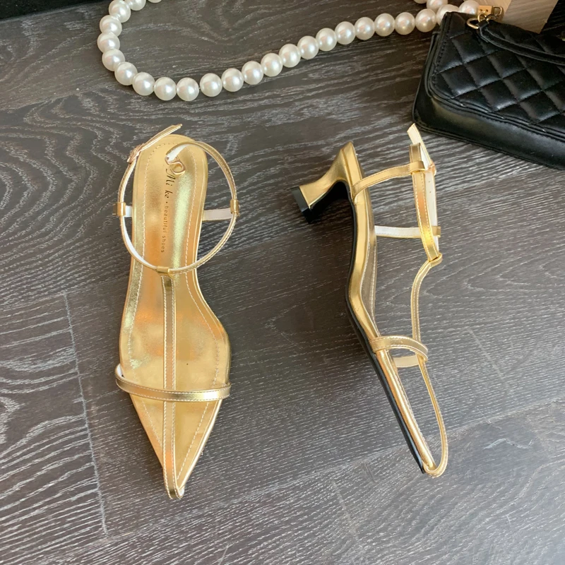 Spring and autumn 2025 Versatile The beach sandals are extremely simple, with perforated thin straps and open-toe high heels