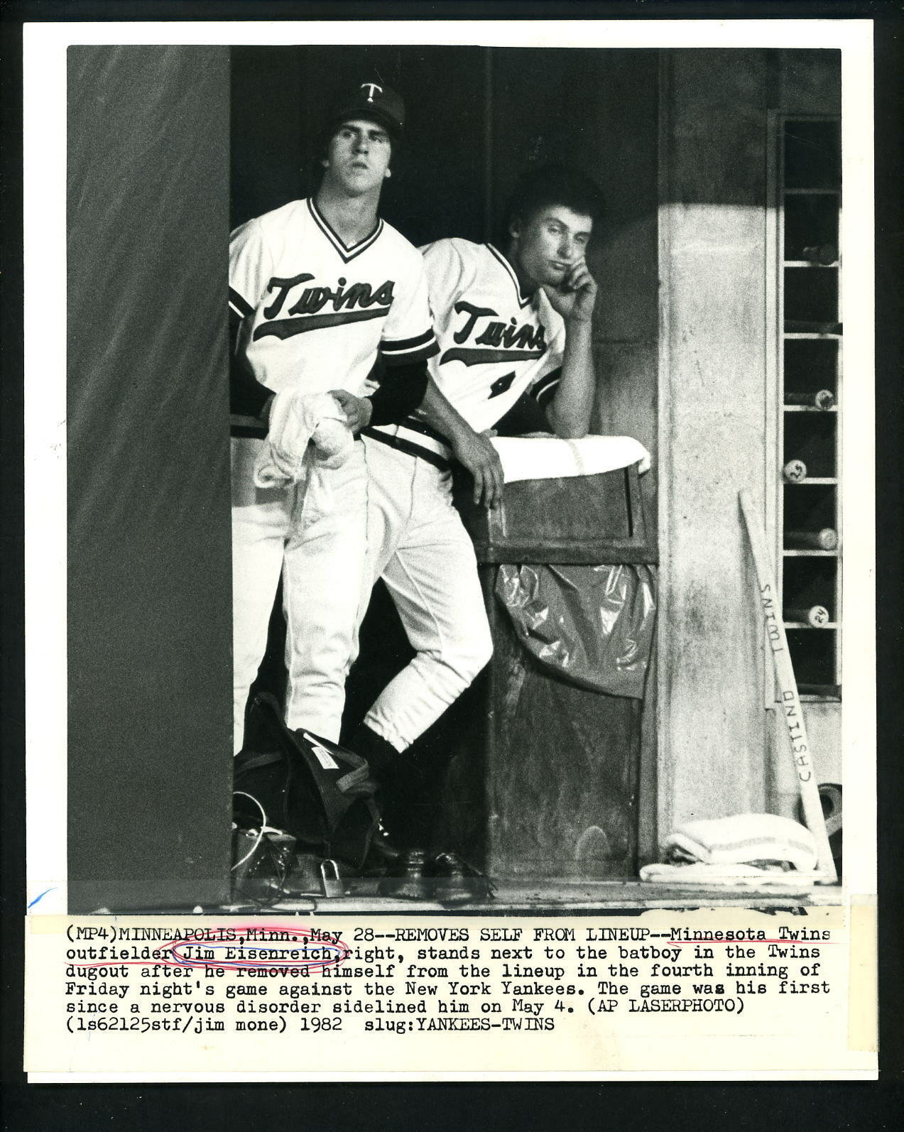 Jim Eisenreich removes himself from game 1982 Press Photo Poster painting Minnesota Twins