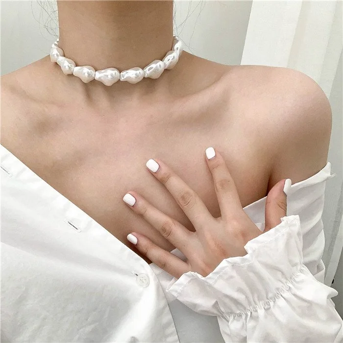 Irregular pearl necklaces
