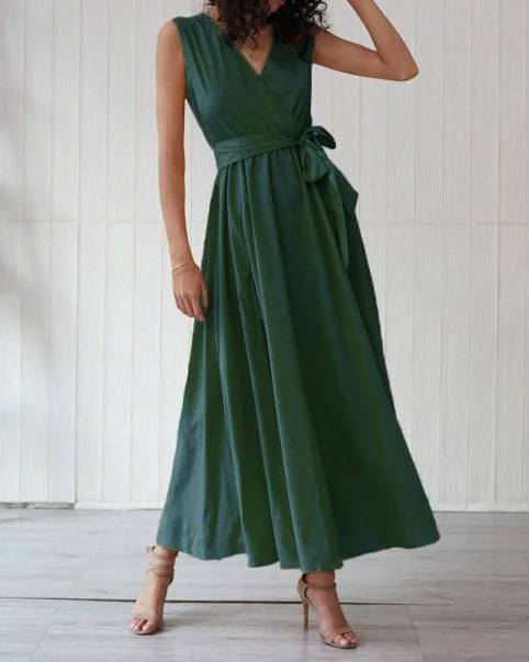 Sleeveless full-swing dress in solid color with waist in