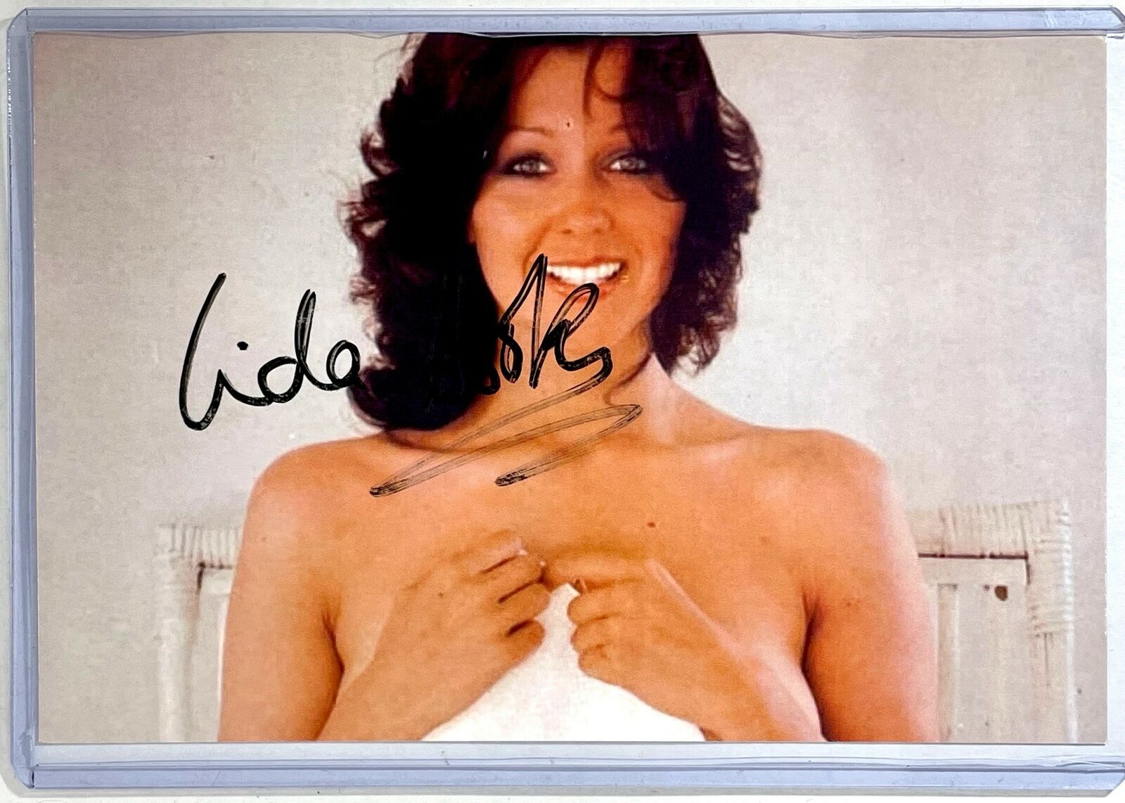 Linda Hooks Signed 4x6 Photo Poster painting Actress Carry On Space 1999 Autograph Auto