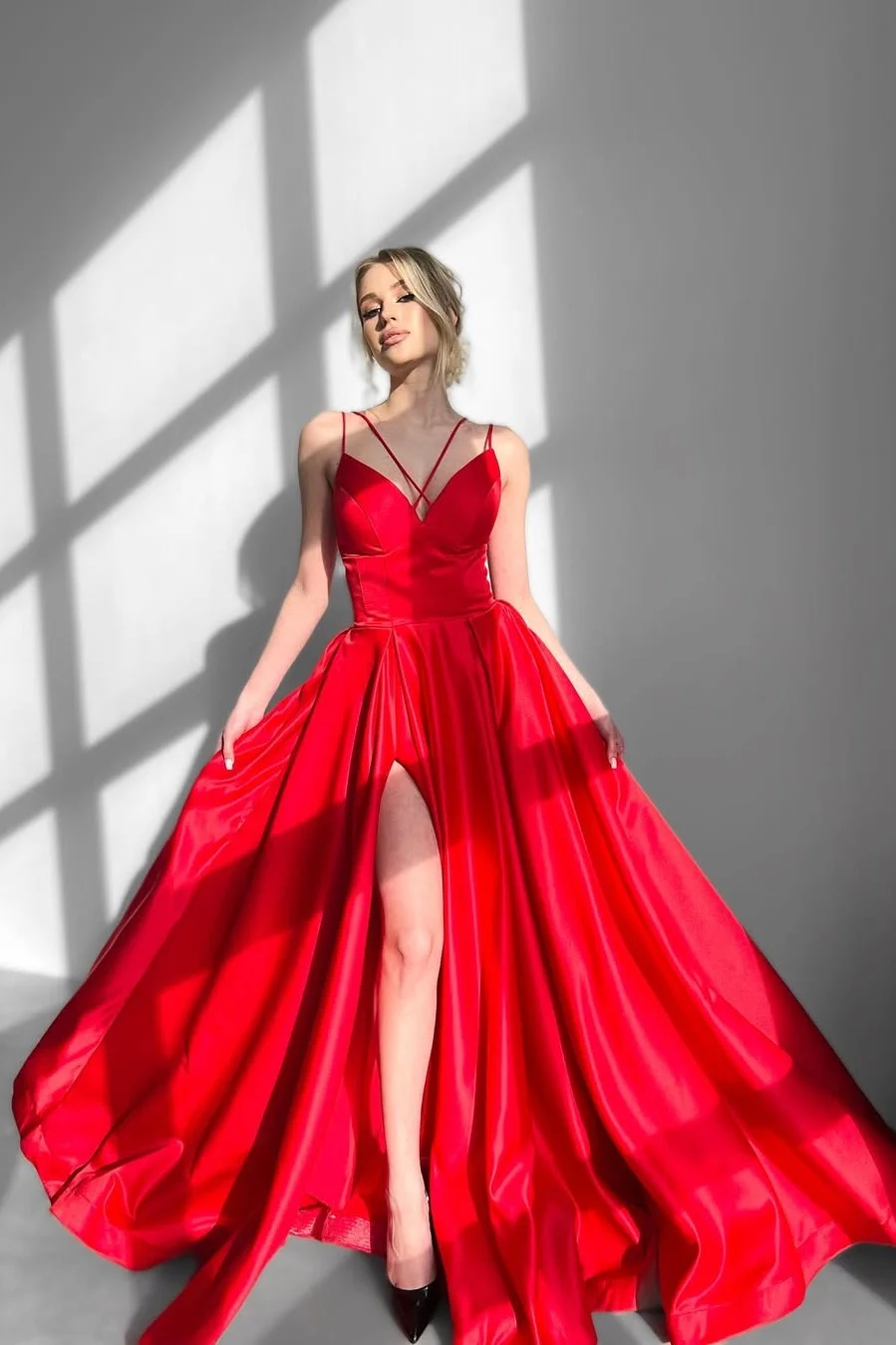 Daisda Red Sleeveless Spaghetti Halter Straps V-Neck A-Line Prom Dress
