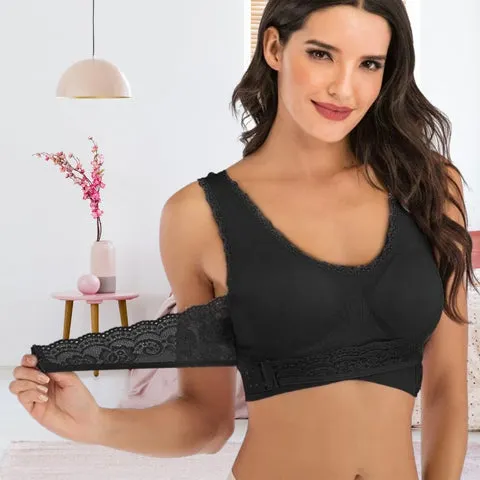 Eine Frau trÃ¤gt einen schwarzen Spitzen-BH, lÃ¤chelt und hÃ¤lt einen TrÃ¤ger. Im Hintergrund ist ein sanftes Dekor mit einer rosa Vase und einer Lampe zu sehen.