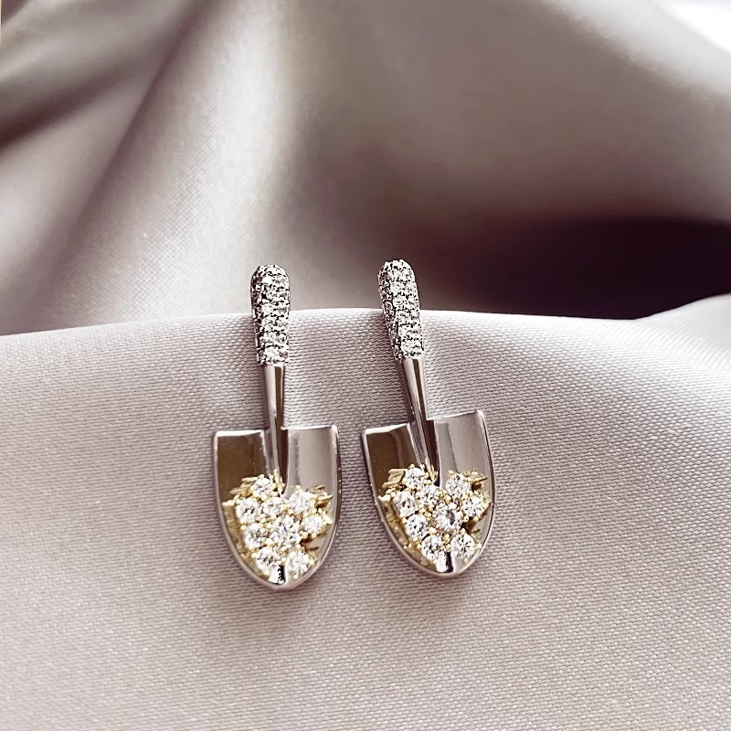 Groksage New Design Gold Color Rhinestone Shovel Earrings for Women Geometric Metal Stud Earrings Elegant Christmas Jewelry Accessories