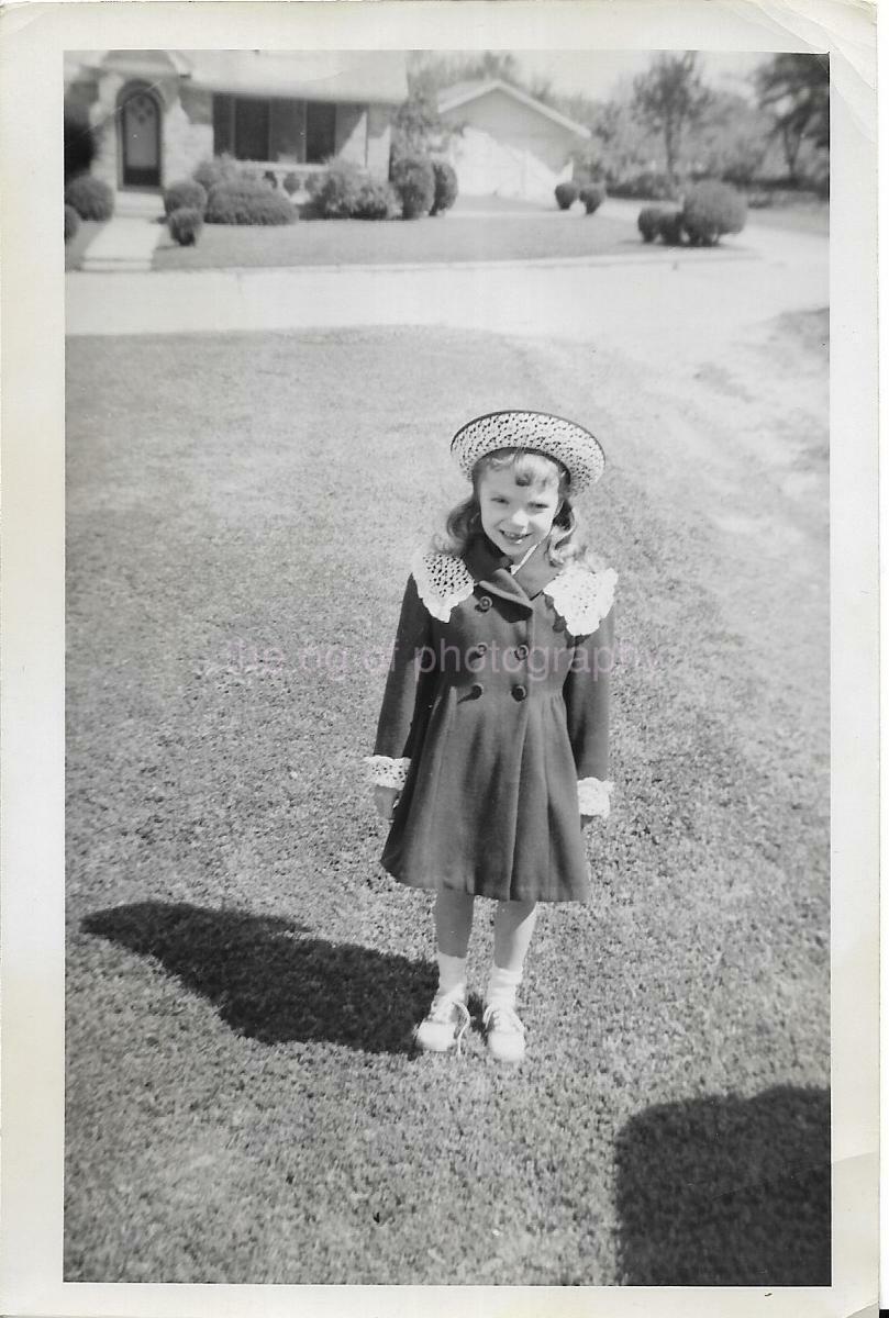 Vintage FOUND Photo Poster paintingGRAPH Black And White LITTLE GIRL Snapshot ORIGINAL 21 56 S