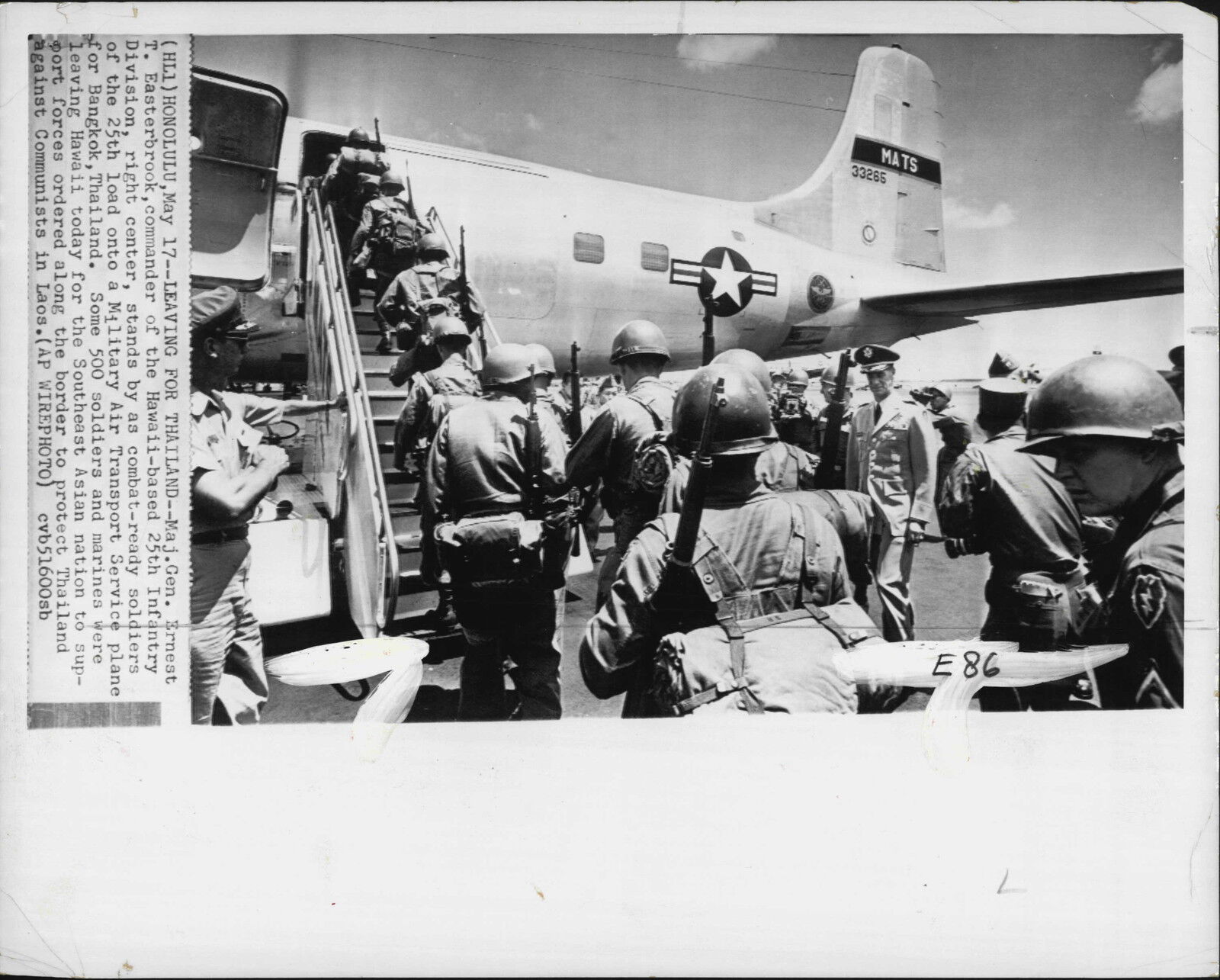 1962 US Army Soldiers Heading to Thailand from Hawaii aboard MATS Press Photo Poster painting