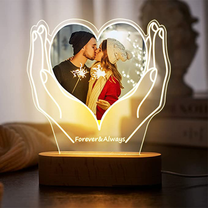 Lampada cuore nei mani con un testo e foto personalizzabili per coppia