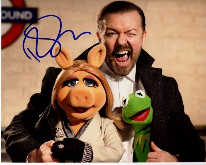 RICKY GERVAIS Signed Autographed THE MUPPETS KERMIT & MISS PIGGY Photo Poster painting