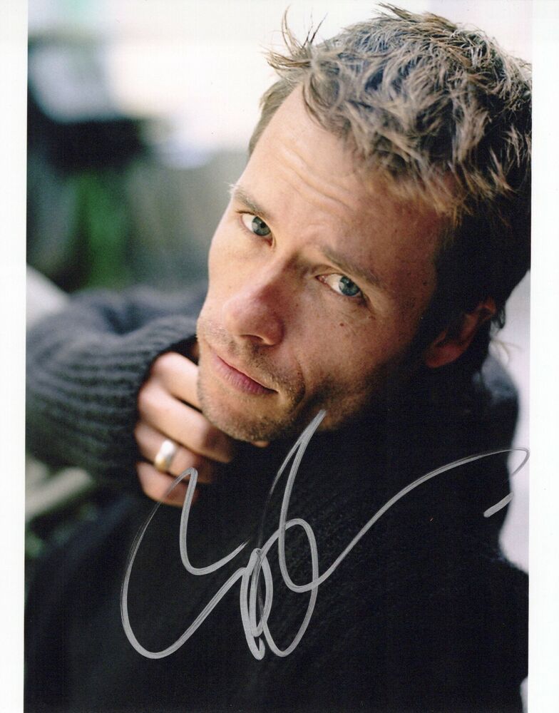 Guy Pearce head shot autographed Photo Poster painting signed 8x10 #1