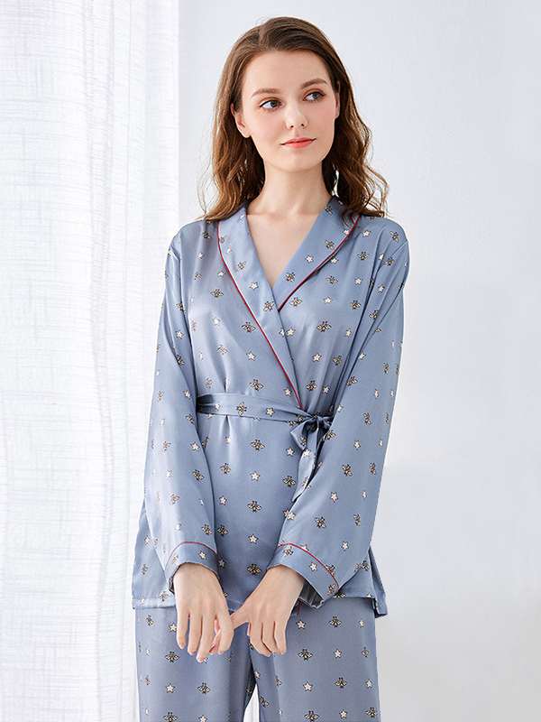 19 MOMME Pyjama en soie bleu avec ceinture à motif étoiles et abeilles 1