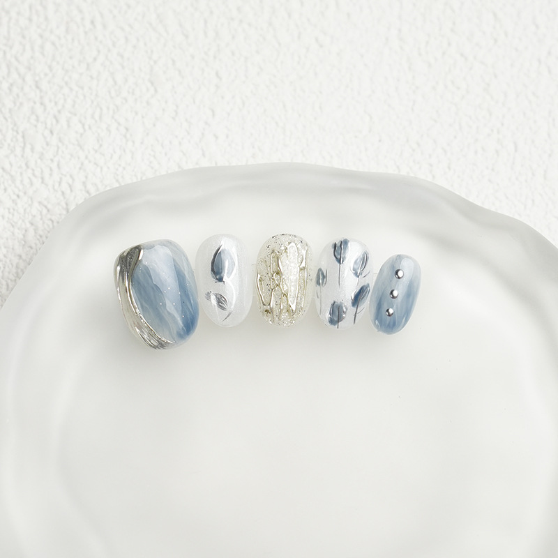 Hand-painted Blue Gradient Fair-Skin Enhancing Short Almond Nails
