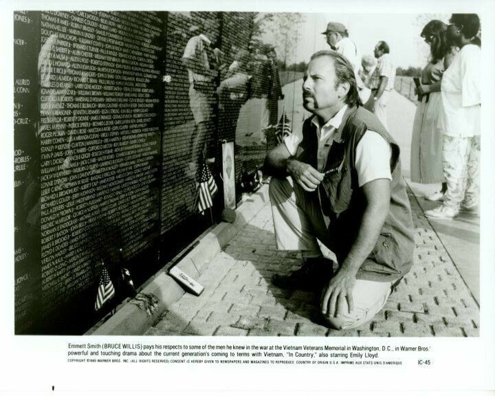 Bruce Willis In Country 1989 Original 8x10 Press Photo Poster painting