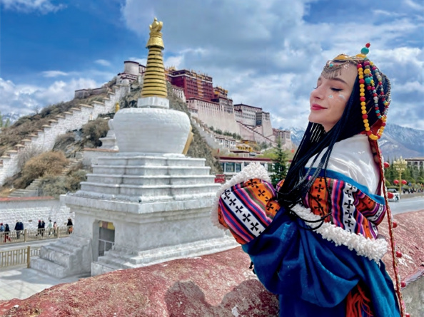 10 Days, 2 Cities: Explore Sichuan - Tibet with Ease: A Journey through Letong Ancient Town, Cuopu Valley, Ranwu Lake, Midoi Glacier, Basum Tso, Potala Palace, and Jokhang Temple