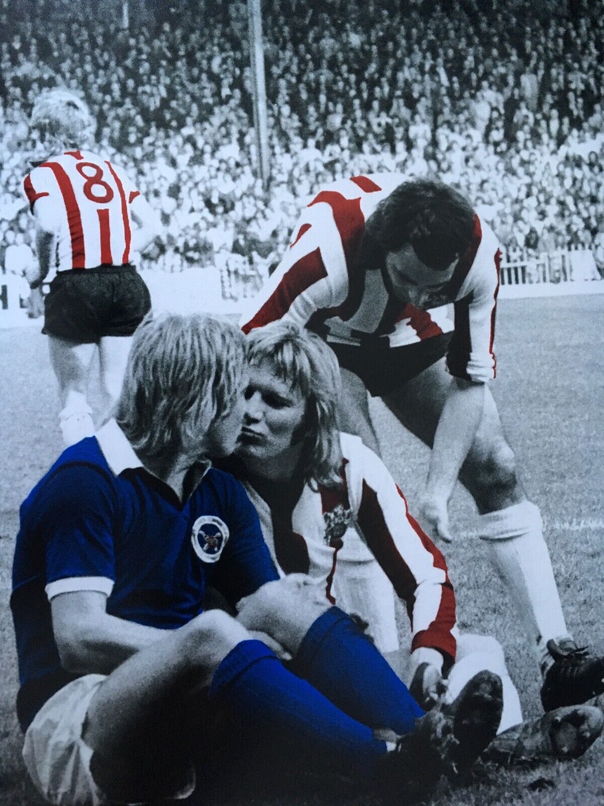 TONY CURRIE - FORMER SHEFFIELD UNITED FOOTBALLER - BRILLIANT UNSIGNED Photo Poster paintingGRAPH