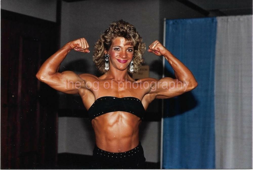 MUSCLE WOMAN 80's 90's FOUND Photo Poster painting Color FEMALE BODYBUILDER Original EN 18 16 X