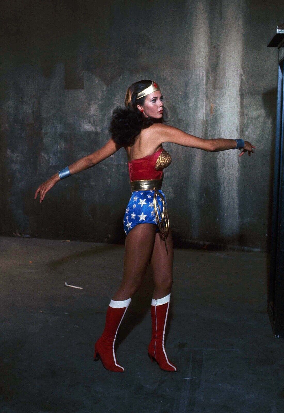 Lynda Carter Wonder Woman Poster Print Photo Poster painting 12x18