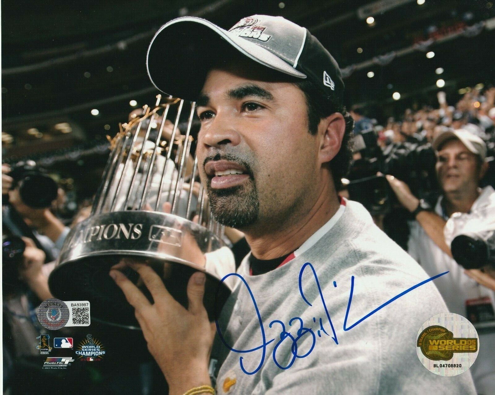 OZZIE GUILLEN Signed Chicago WHITE SOX WORLD SERIES 8x10 Photo Poster painting w/ Beckett COA