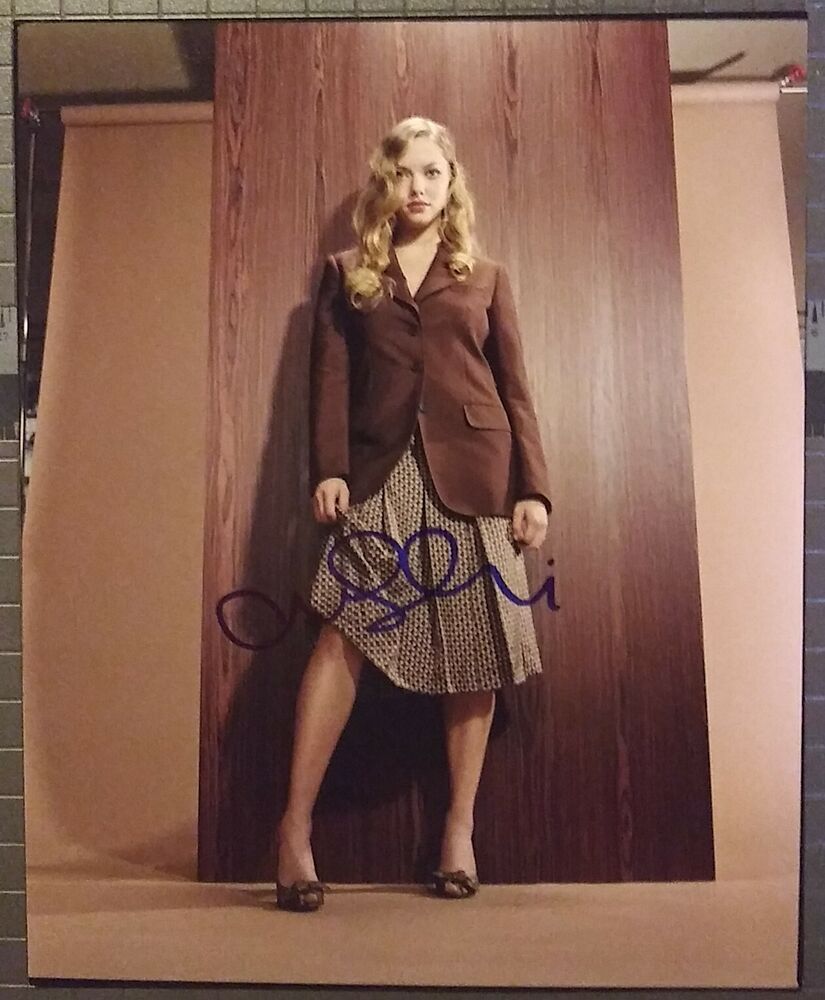 Amanda Seyfried signed 8x10