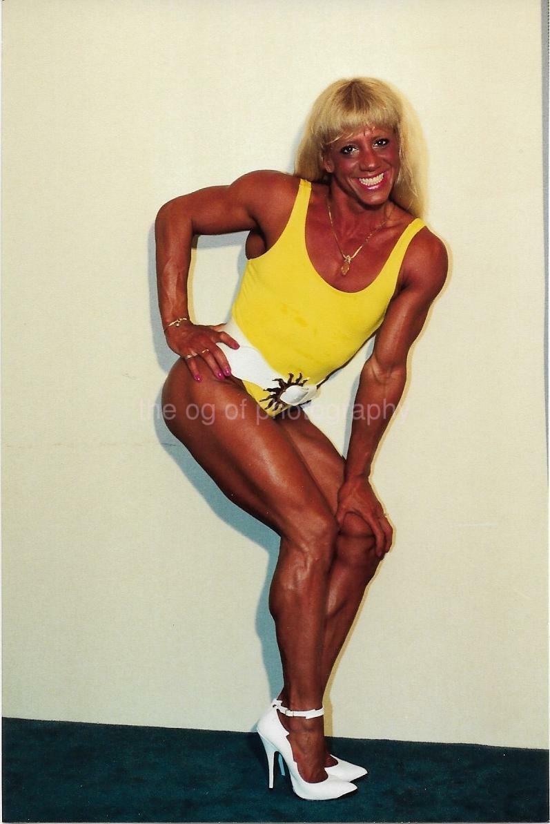 FEMALE BODYBUILDER 80's 90's FOUND Photo Poster painting Color MUSCLE GIRL Original EN 16 26 G