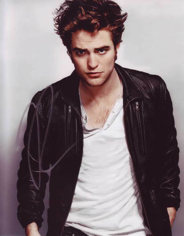 Robert Pattinson In-Person AUTHENTIC Autographed Photo Poster painting SHA #73411