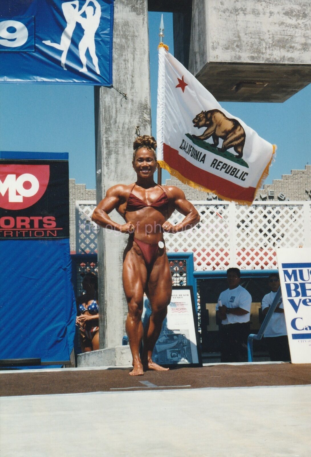 MUSCLE WOMAN Venice Beach California FOUND Photo Poster painting Original BODYBUILDER 92 1 YY