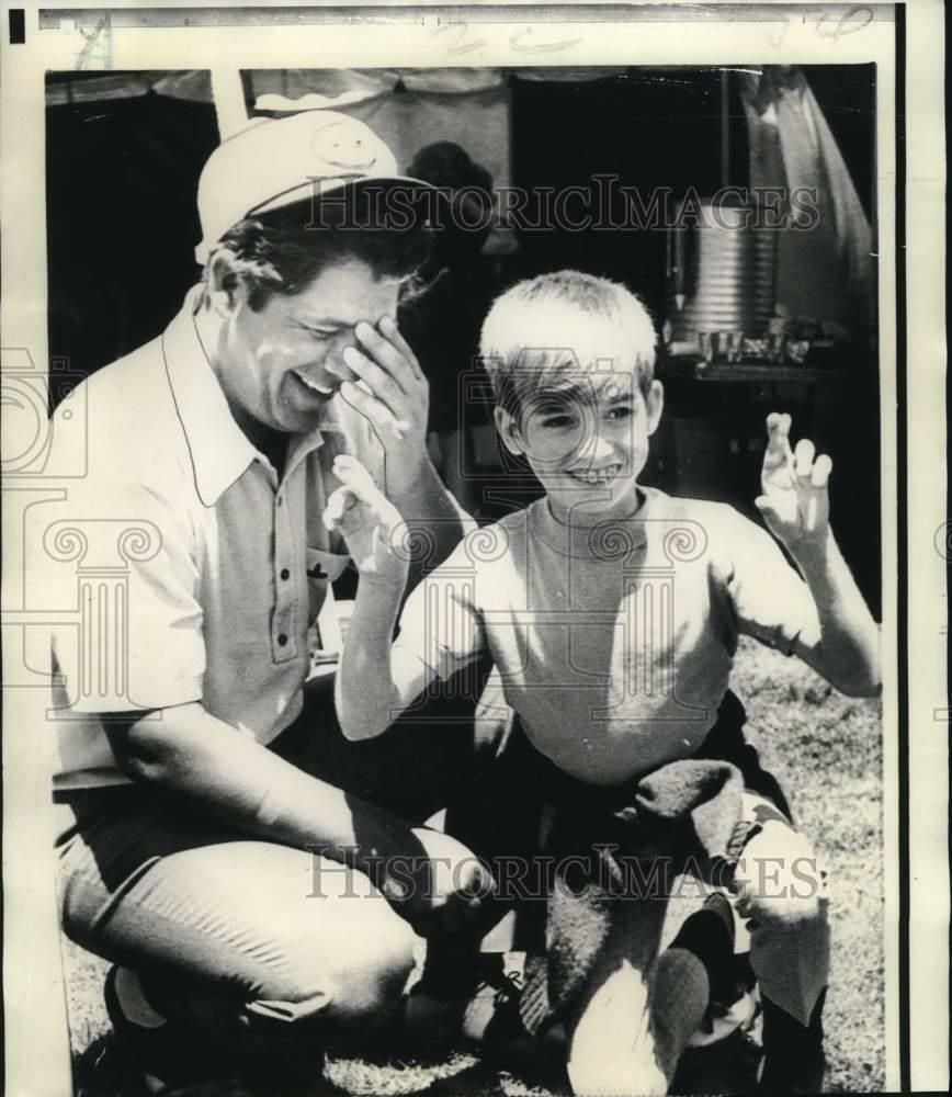 Press Photo Poster painting Golfer Lee Trevino with Andy Bric at Cleveland Open Golf Tournament