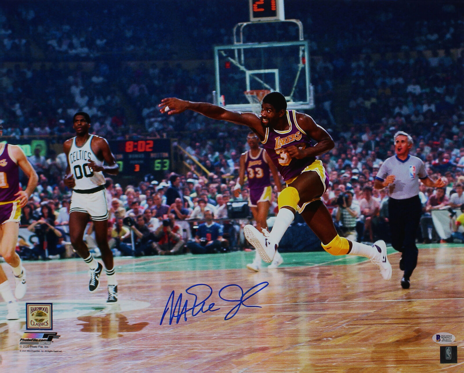 Lakers Magic Johnson Signed 16x20 Horizontal Jump Pass Photo Poster painting BAS Witnessed