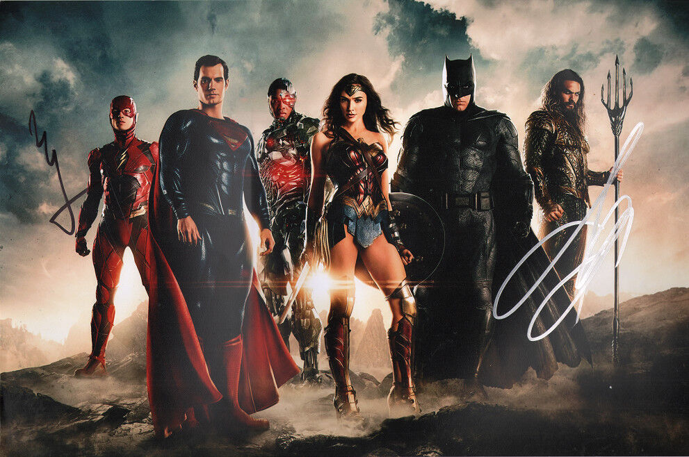 ~~ EZRA MILLER~JASON MAMOA Authentic Hand-Signed JUSTICE LEAGUE 11x17 Photo Poster painting ~~