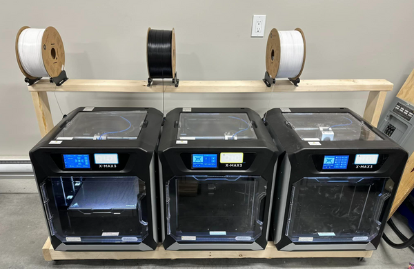 3D打印农场正在打印配件