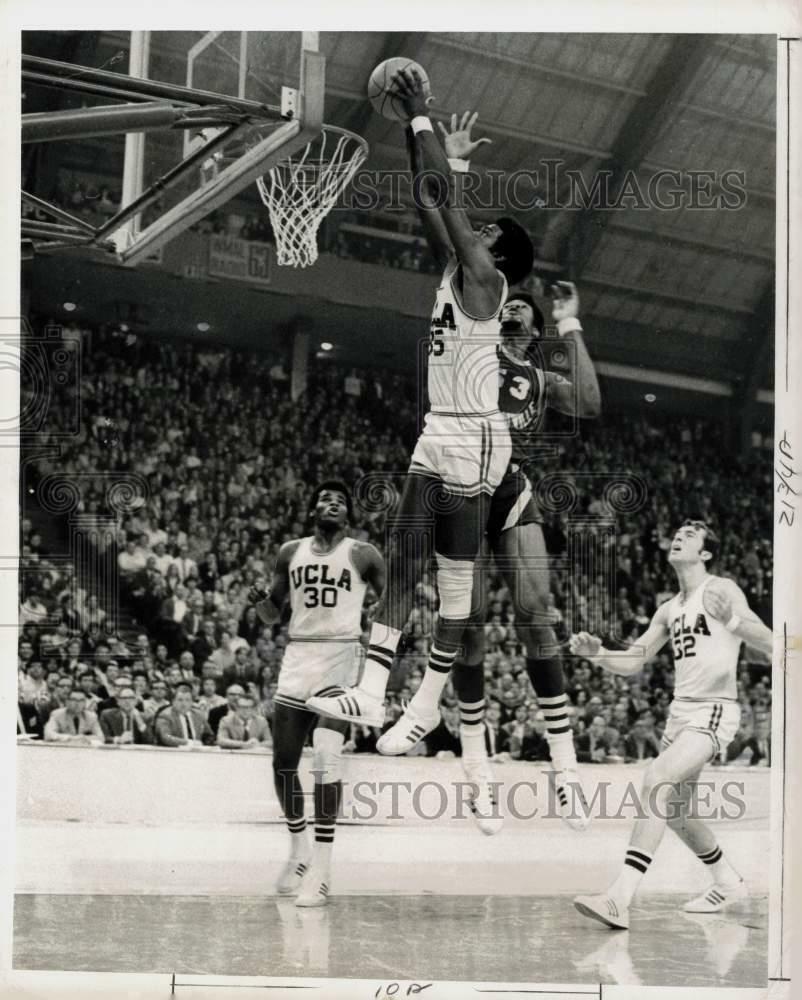 Press Photo Poster painting Action from the UCLA vs Louisville College Basketball Game