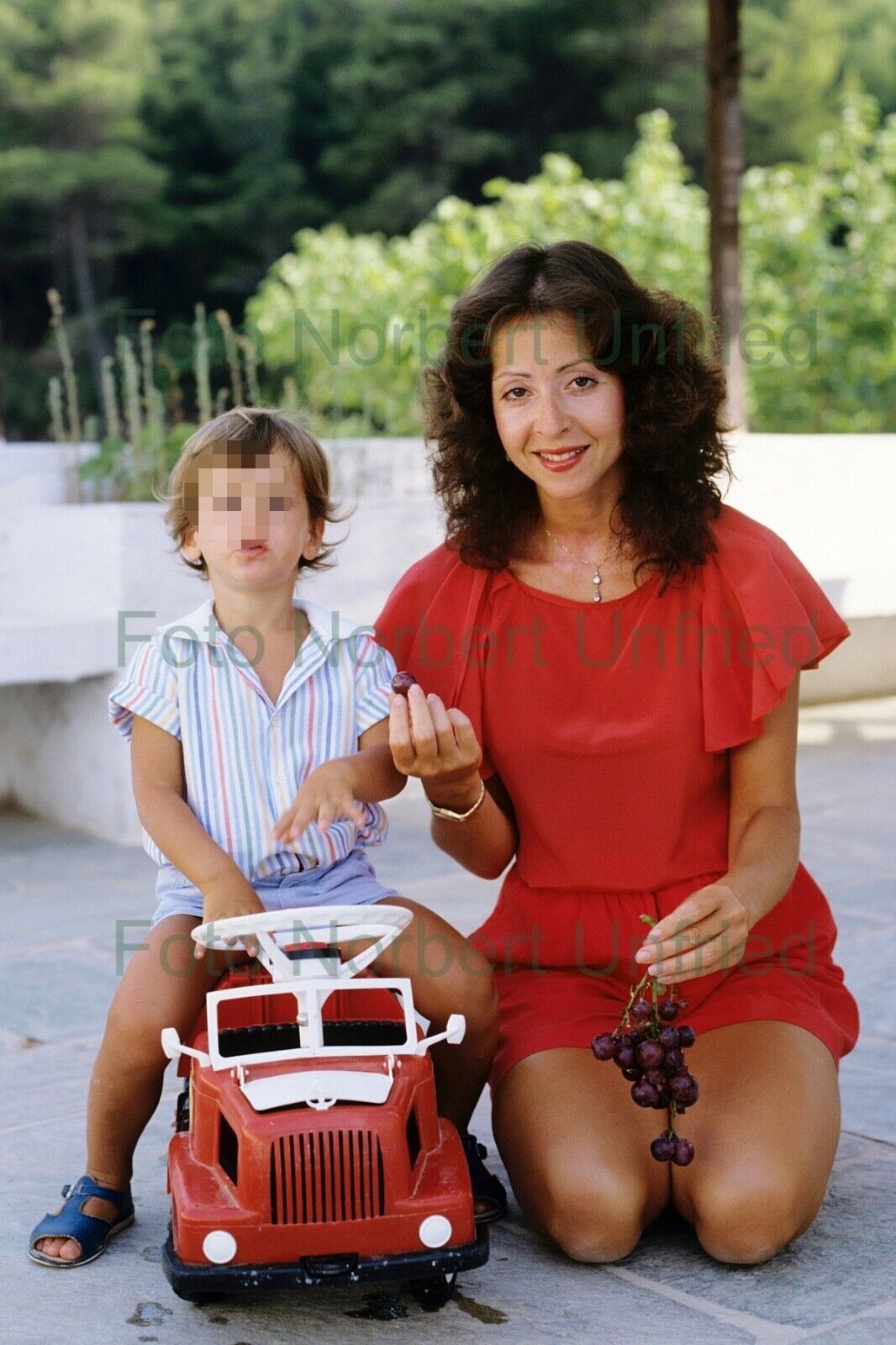 Vicky Leandros With Child - Photo Poster painting 20 X 30 CM Without Autograph (Nr 2-311