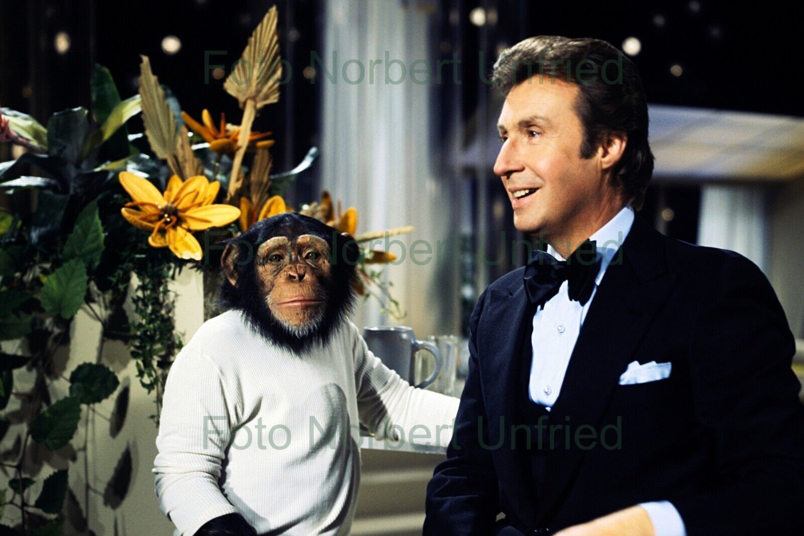 Peter Alexander With Chimpanzee 20 X 30 CM Photo Poster painting Without Autograph Nr 2-91